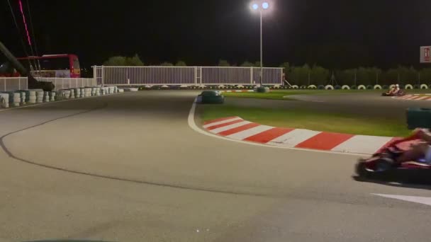 carreras de karts en una pista de carreras por la noche
  - Imágenes, Vídeo