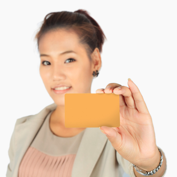 Изолированная молодая деловая женщина с кредитной картой
 - Фото, изображение
