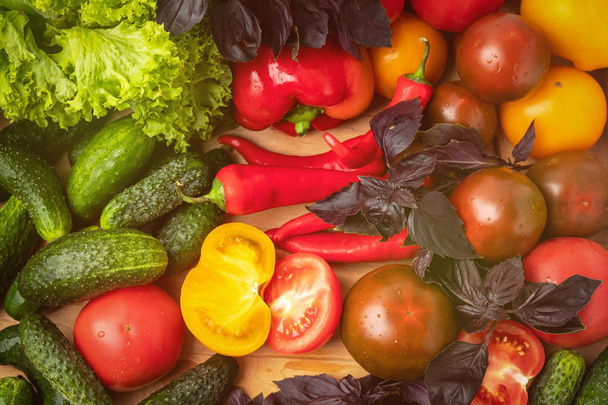 Διάφορα λαχανικά και σαλάτες, κορυφαία θέα, κοντινό - Φωτογραφία, εικόνα