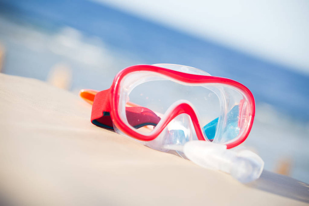 Μάσκα κολύμβησης με αναπνευστήρα και σωλήνα σε τροπική παραλία  - Φωτογραφία, εικόνα