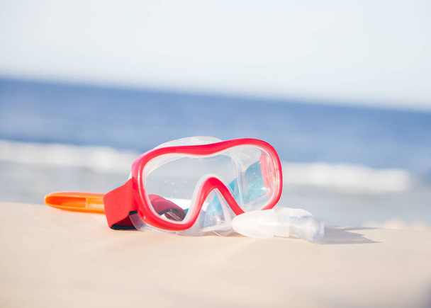 Maska a trubka se šnorchlováním na tropické pláži  - Fotografie, Obrázek