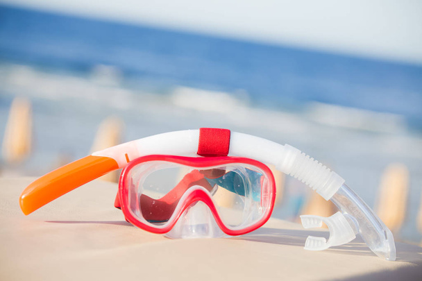 Maska do nurkowania i rurka na tropikalnej plaży  - Zdjęcie, obraz