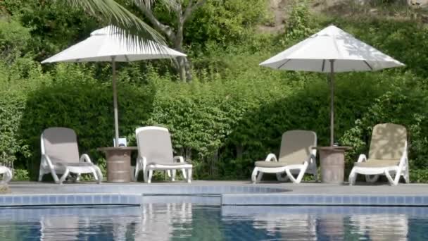Rustige beelden van leeg zwembad in resort hotel - Video