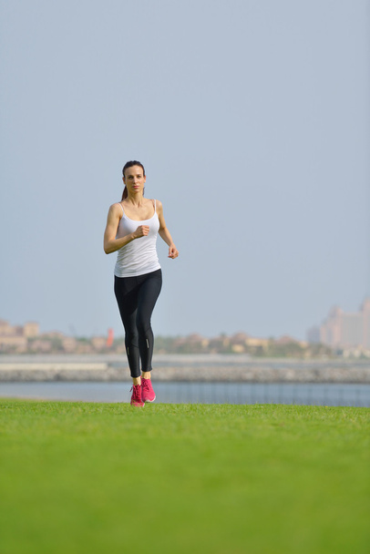 woman jogging at morning - Foto, afbeelding