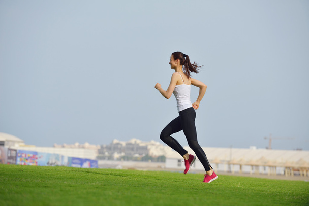 Жінка біжить вранці
 - Фото, зображення