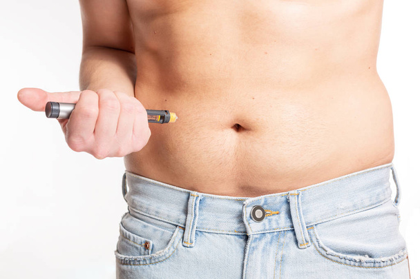 Mężczyzna Wstrzykiwanie insuliny w żołądku (brzuch) na białym tle biały - Zdjęcie, obraz
