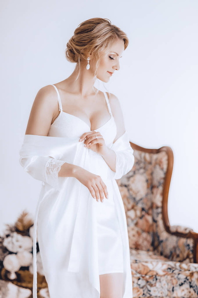 Красивая молодая невеста в ночной рубашке перед свадьбой дома
  - Фото, изображение