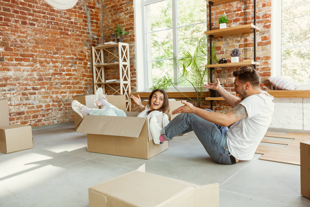 Young couple moved to a new house or apartment - Foto, Imagen