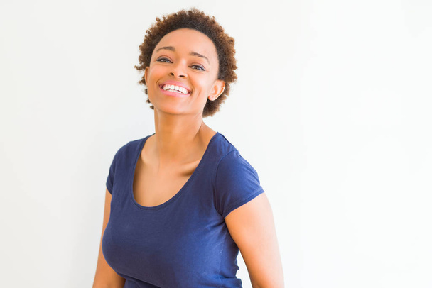 Belle jeune femme afro-américaine souriante confiante à la
  - Photo, image