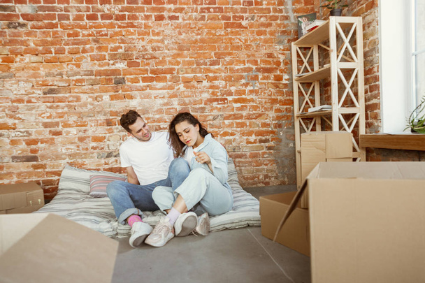 Young couple moved to a new house or apartment - Fotoğraf, Görsel