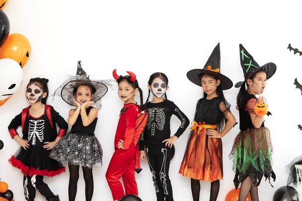Halloween party małe dzieci w domu - Zdjęcie, obraz