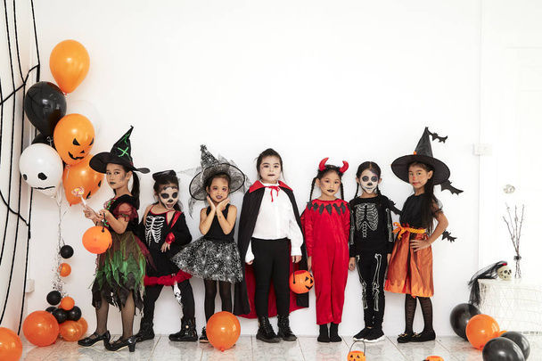 Halloween-Party kleine Kinder zu Hause - Foto, Bild