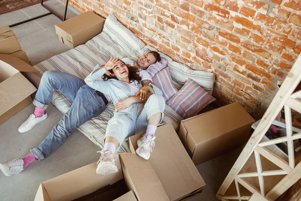 Young couple moved to a new house or apartment - Foto, imagen