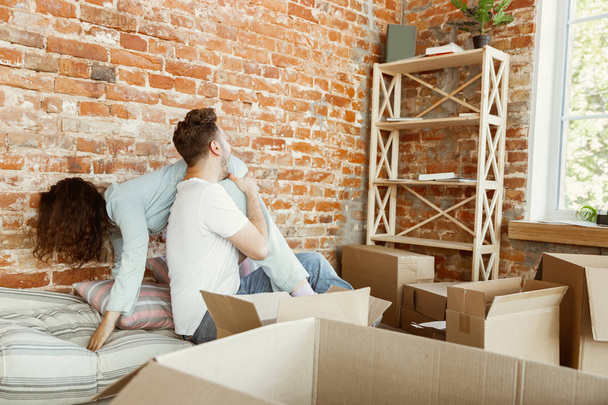 Young couple moved to a new house or apartment - Foto, Imagem