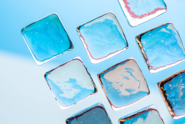 Fundo azul elegante com cubos transparentes semelhantes a gelo para drin
 - Foto, Imagem