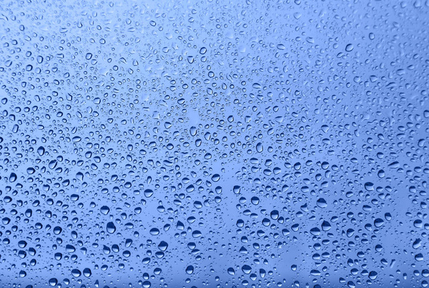 Σταγόνες νερού σε γυαλί, φυσική μπλε υφή - Φωτογραφία, εικόνα