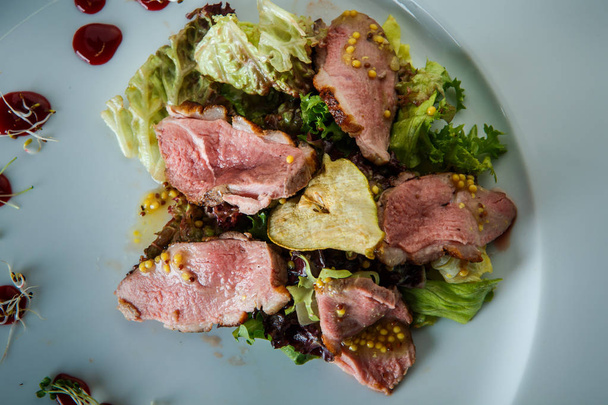 Nahaufnahme frischer Caesar-Salat mit Schinken - Foto, Bild