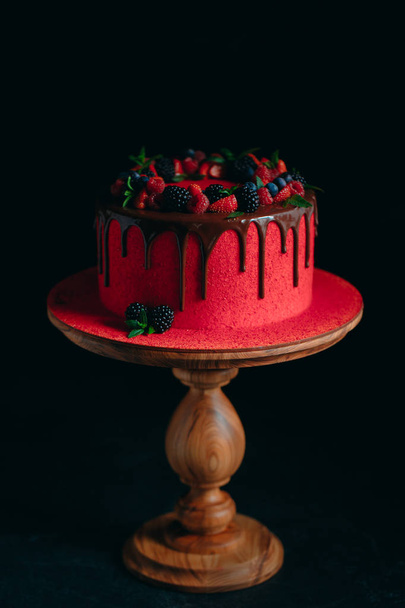 A tasty Red velvet summer fruit cake. - Foto, afbeelding