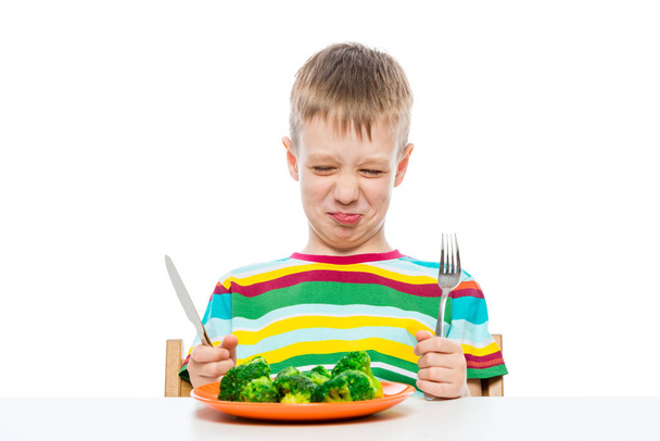 Grimace d'un garçon qui n'aime pas le brocoli, portrait sur un blanc
 - Photo, image