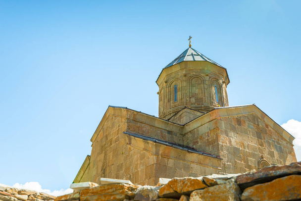 вид на Троїцьку церкву в Грузії біля селища Герget - Фото, зображення