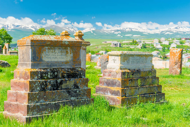 Antiguas lápidas de piedra en el cementerio de Noratus, Armenia
 - Foto, imagen