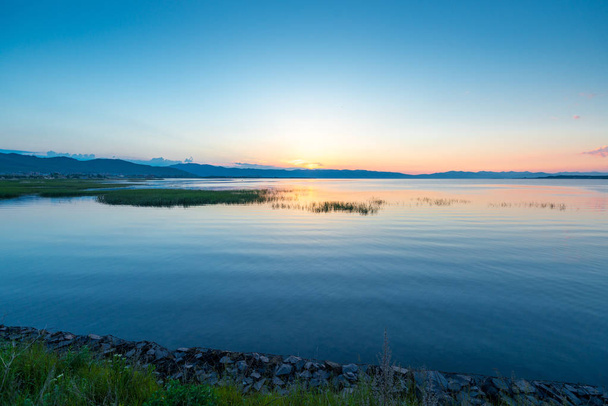 Järvi Sevan Armeniassa säteet nouseva aamu aurinko beau
 - Valokuva, kuva