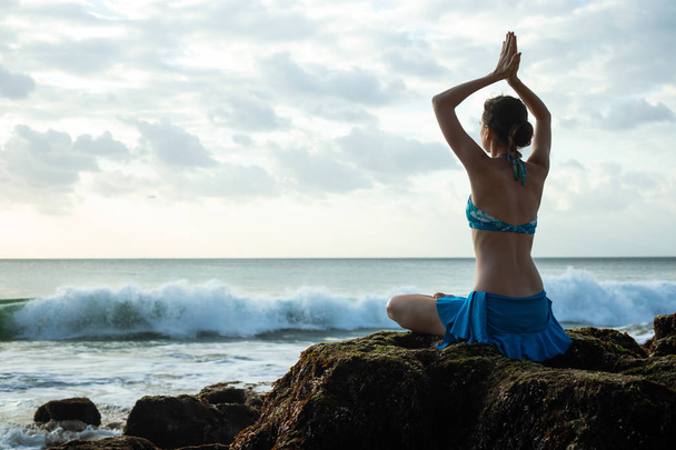 Mladá žena meditující, trénuje jóga a Pranayamu s Namaste mudrou na pláži, Bali - Fotografie, Obrázek