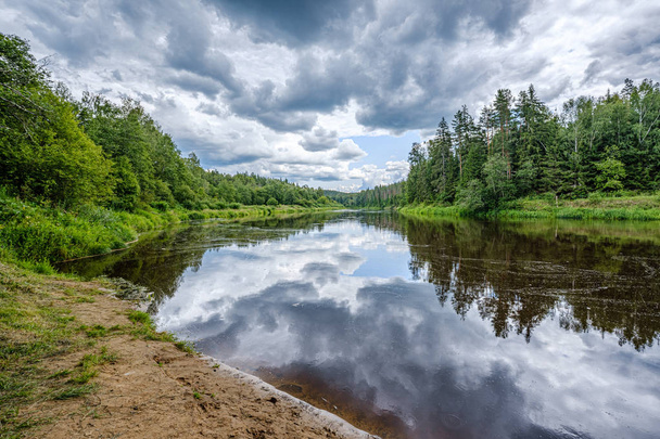 bulut yansımaları ile Letonya Gauja nehrine açık görünümü - Fotoğraf, Görsel