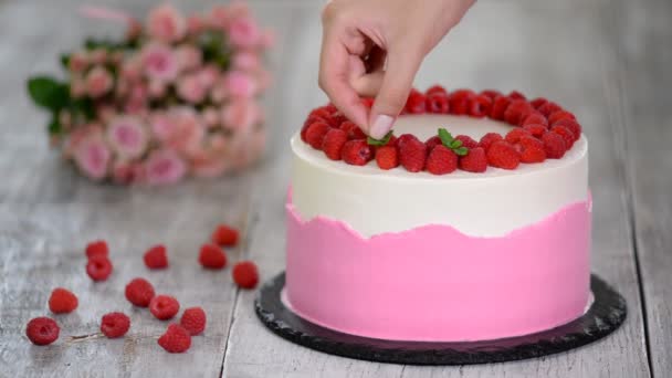 Torta con panna montata rosa, lampone fresco e menta
. - Filmati, video