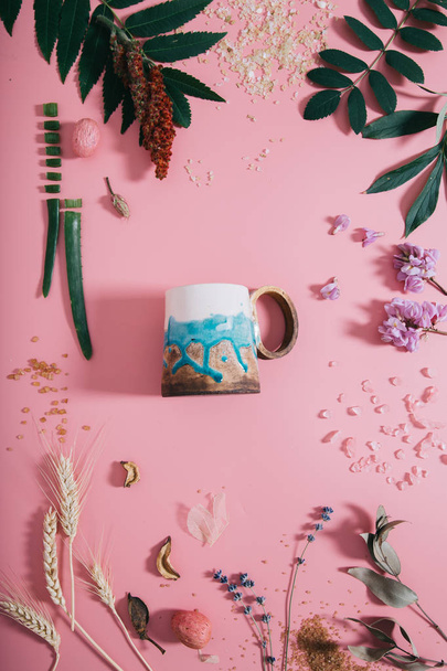 Креативный плоский вид на чашку макияжа на розовом бумажном фоне копировального пространства. Шаблон для текстовых блогов
 - Фото, изображение
