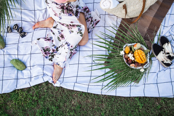 Pique-nique d'été, fille avec une assiette de fruits
 - Photo, image