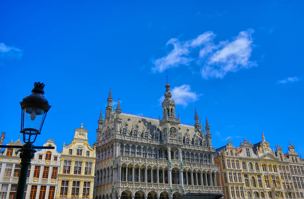 Здания и архитектура на площади Гран-Плас, или Гроте Маркт, центральной площади Брюсселя, Бельгия
. - Фото, изображение
