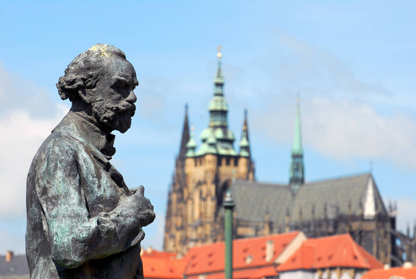 Statua di Antonin Dvorak a Praga con la Cattedrale di San Vito sullo sfondo
 - Foto, immagini