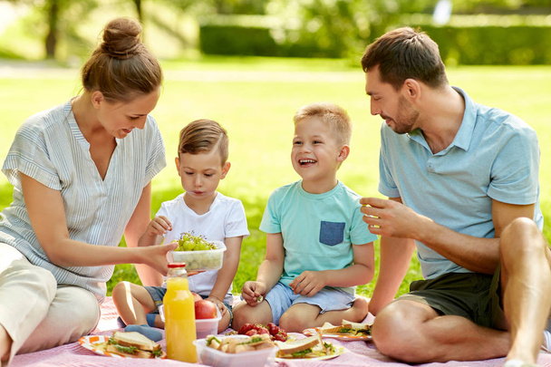 щаслива сім'я має пікнік в літньому парку
 - Фото, зображення