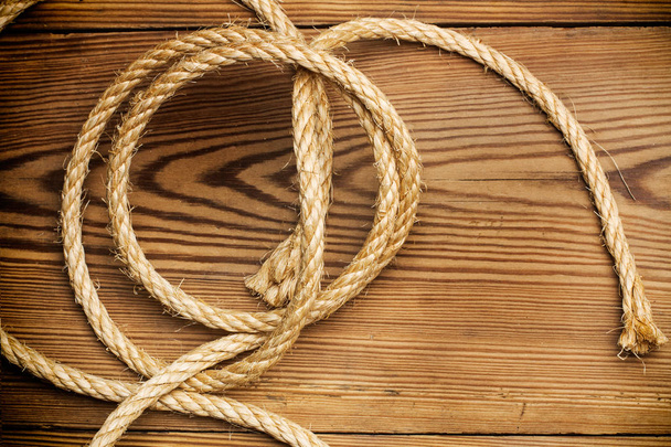 Джутова мотузка на дерев'яному столі
 - Фото, зображення