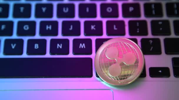 Kreis-Wellen-Münze auf der Oberseite der Computer-Tastatur-Tasten. Digitalwährung, Blockchain-Markt, Online-Geschäft - Filmmaterial, Video