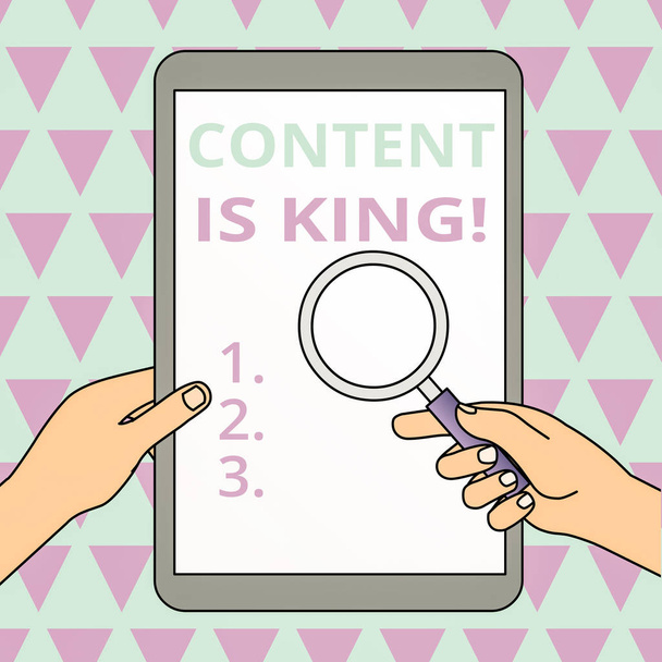 Koncepcyjny pisania ręcznego przedstawiający Content is King. Business Photo showobudowa marketingu koncentruje się rosnąca widoczność nie wypłacane wyniki wyszukiwania Hands Holding szkło powiększające przed wyłączony tablet. - Zdjęcie, obraz