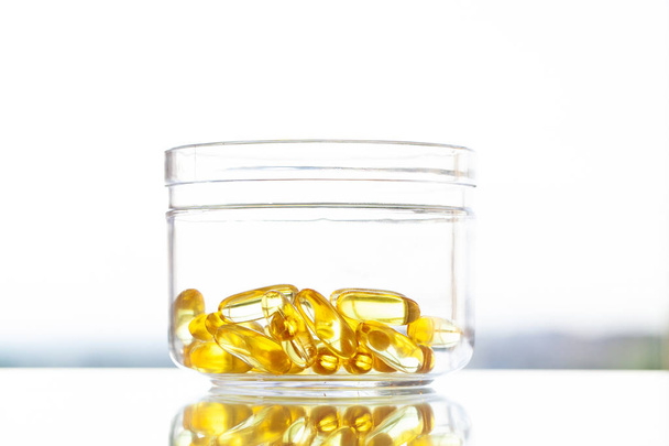 Vitaminpräparate, Fischöl in gelben Kapseln Omega-3. - Foto, Bild