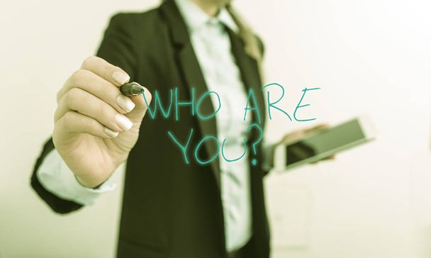 Пишу записку с вопросом "Кто ты?". Деловая фотовыставка с просьбой продемонстрировать личность или демонстрационную информацию Цифровой бизнес в черном номере с бизнес-леди
. - Фото, изображение