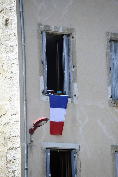Bandeira francesa pendurada em uma janela em honra da passagem do T
 - Foto, Imagem