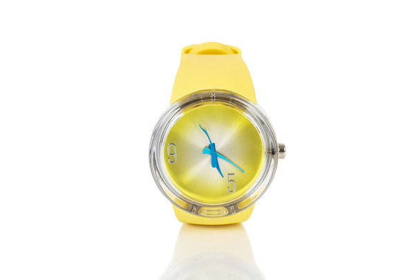 Reloj amarillo casual sobre fondo blanco
 - Foto, Imagen