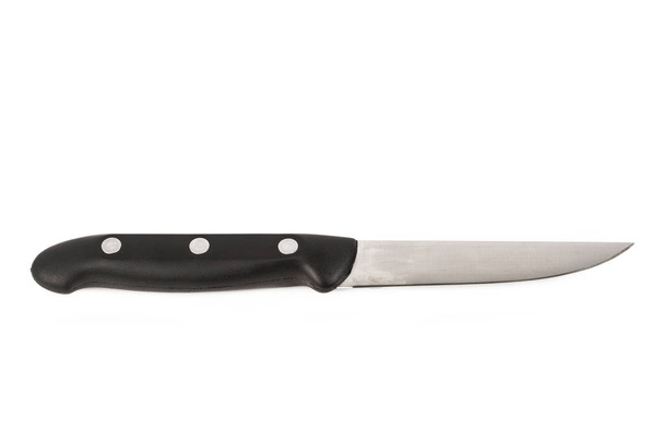 Ένα μαχαίρι από ανοξείδωτο ατσάλι με μαύρη λαβή σε απομονωμένη θέα - Φωτογραφία, εικόνα