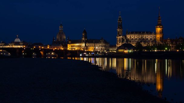 Vista clássica crepúsculo do centro histórico da cidade de Dresden
. - Foto, Imagem