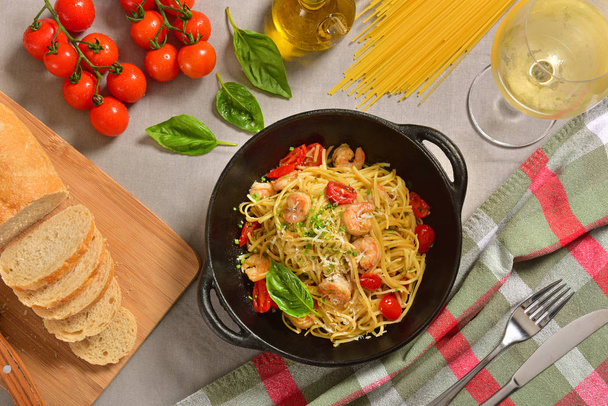 Traditionele Italiaanse pasta op zwarte rustieke pan - Foto, afbeelding