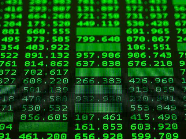 Χρηματοοικονομικά δεδομένα πράσινου χρώματος σε μια οθόνη. Έννοια των χρηματοοικονομικών δεδομένων - Φωτογραφία, εικόνα
