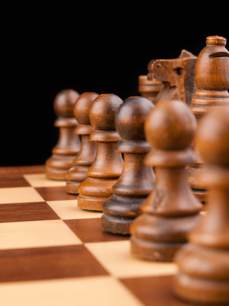 Desky a šachové figurky na tmavém pozadí - Fotografie, Obrázek