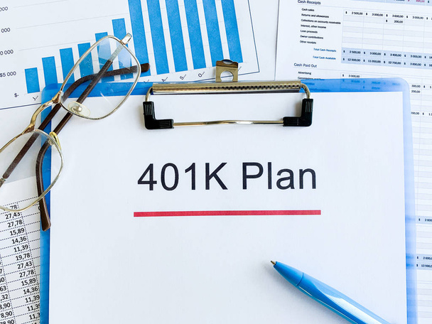 Papier mit 401k Plan auf Holztisch. - Foto, Bild