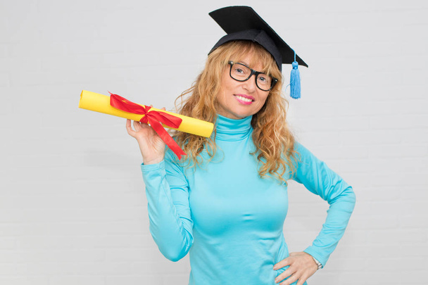 volwassen student met geïsoleerde Graduation Cap - Foto, afbeelding