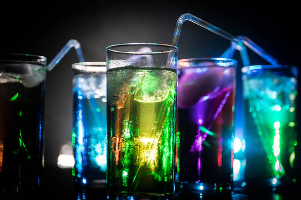 kokoelma värikkäitä laukauksia sitruunalla baarissa; joukko alkoholin mini cocktail ampujat limellä
; - Valokuva, kuva
