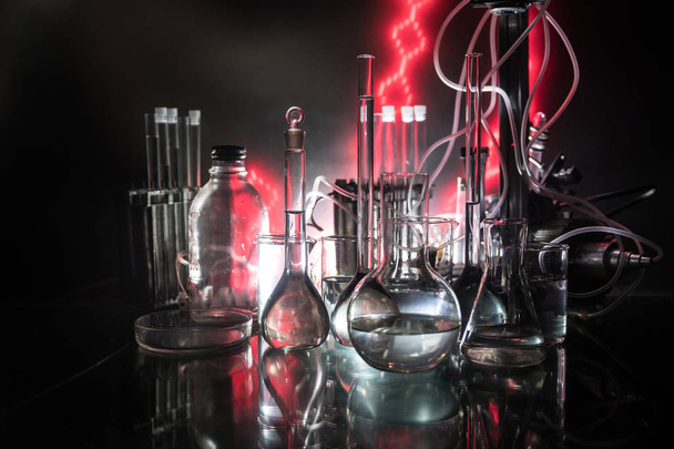 Pharmazie und Chemie. Testflasche mit Lösung im Forschungslabor. Wissenschaft und medizinischer Hintergrund. Labor-Reagenzgläser auf dunklem Hintergrund - Foto, Bild